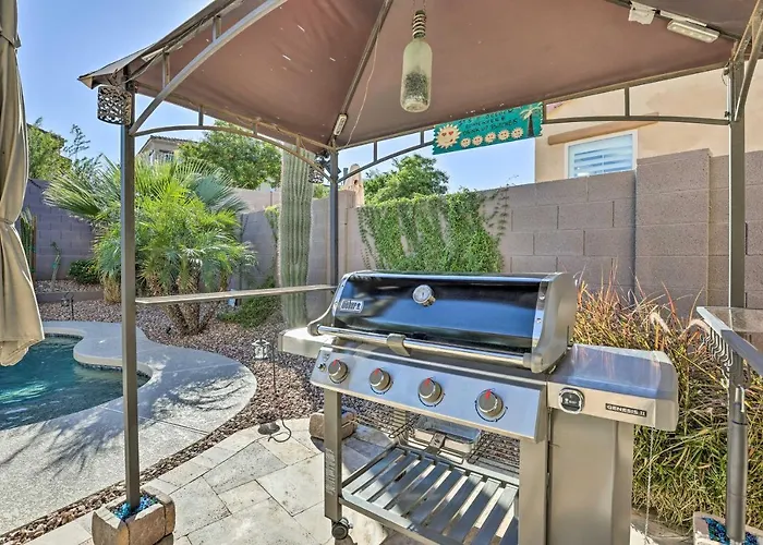 Game Room, Serene Backyard! Luxe Goodyear Holiday home *