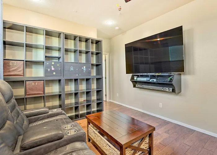 Game Room, Serene Backyard! Luxe Goodyear Holiday home